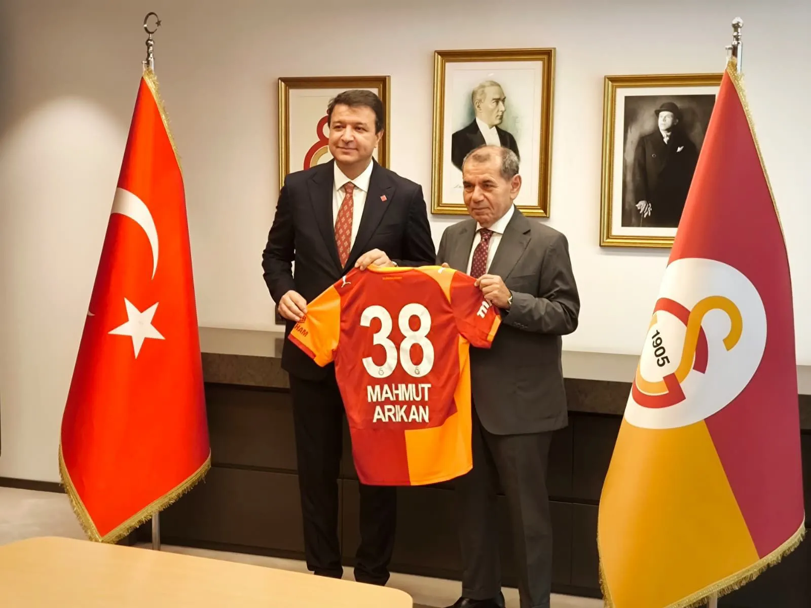 Saadet Lideri Arıkan, Galatasaray Başkanı Özbek’i Ziyaret Etti