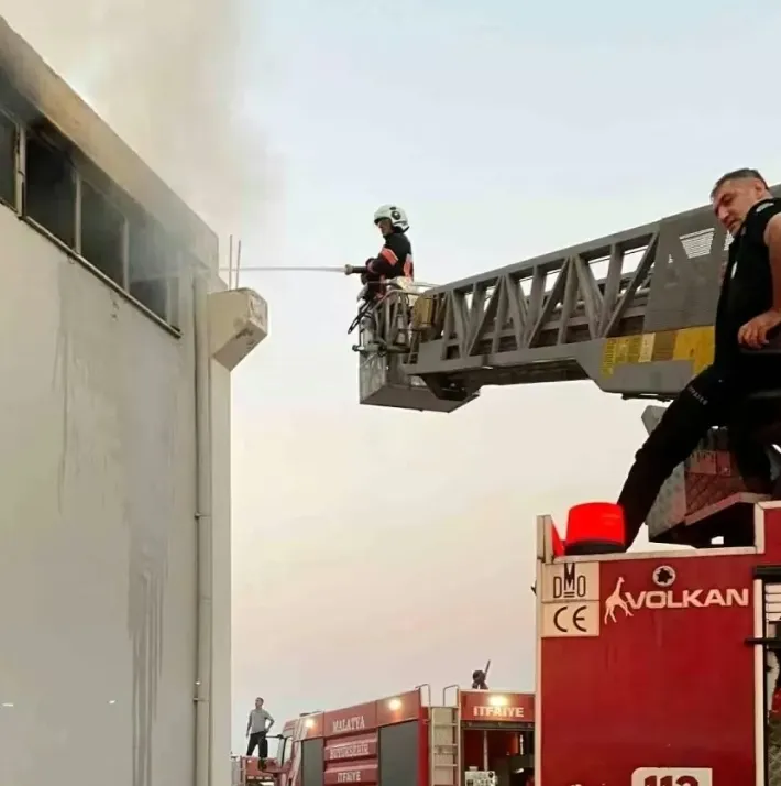 Malatya Yeşilyurt’ta Fabrika Yangını Kontrol Altına Alındı
