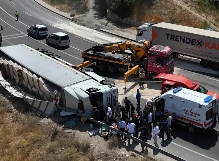 Malatya'da Tır Devrildi: Sürücü Ağır Yaralandı
