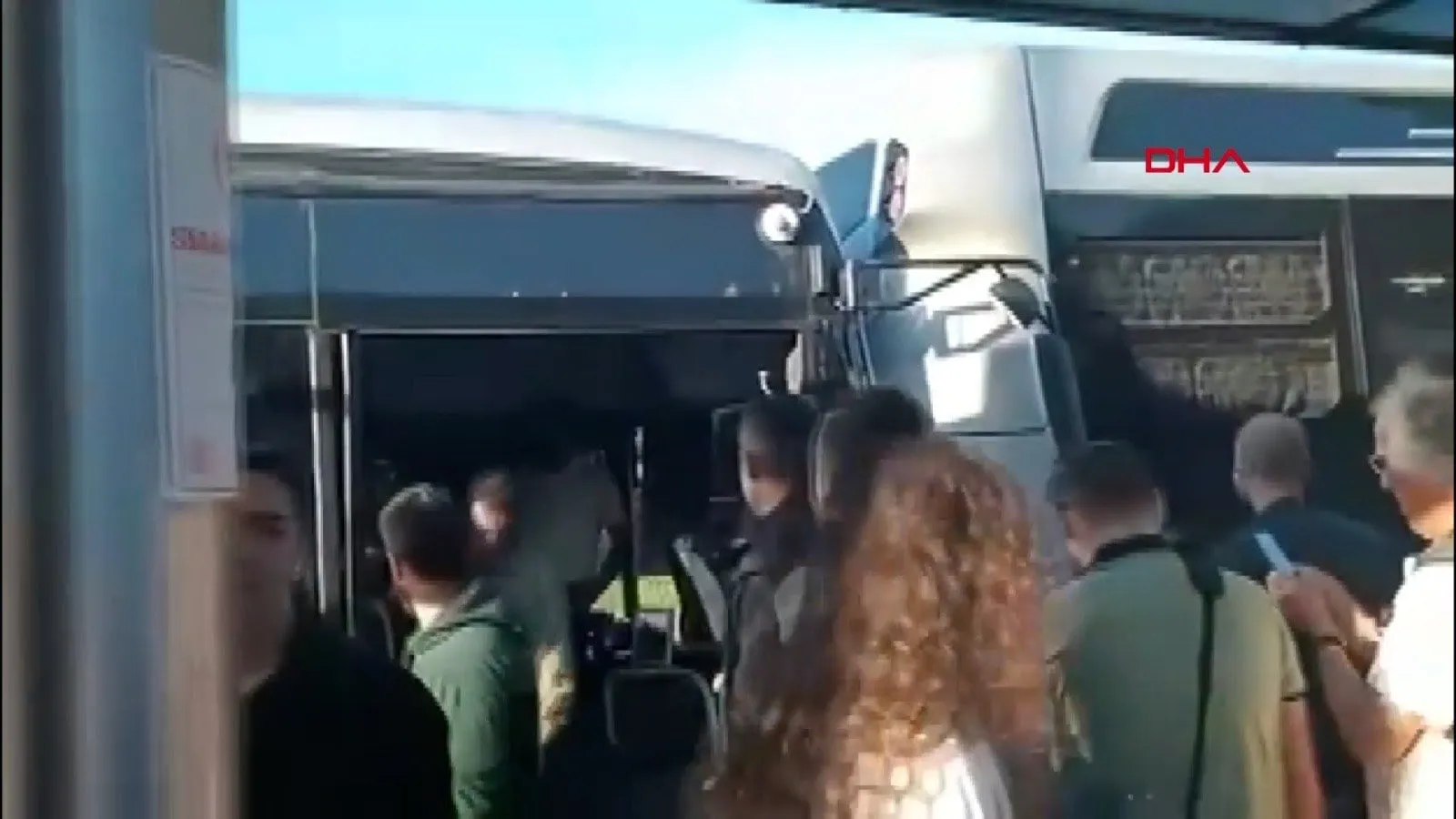 Son Dakika: Kadıköy’de Metrobüs Kazası!