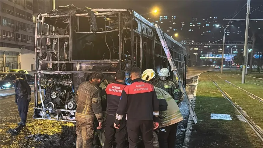 İZMİR'DE BELEDİYE OTOBÜSÜ YANDI